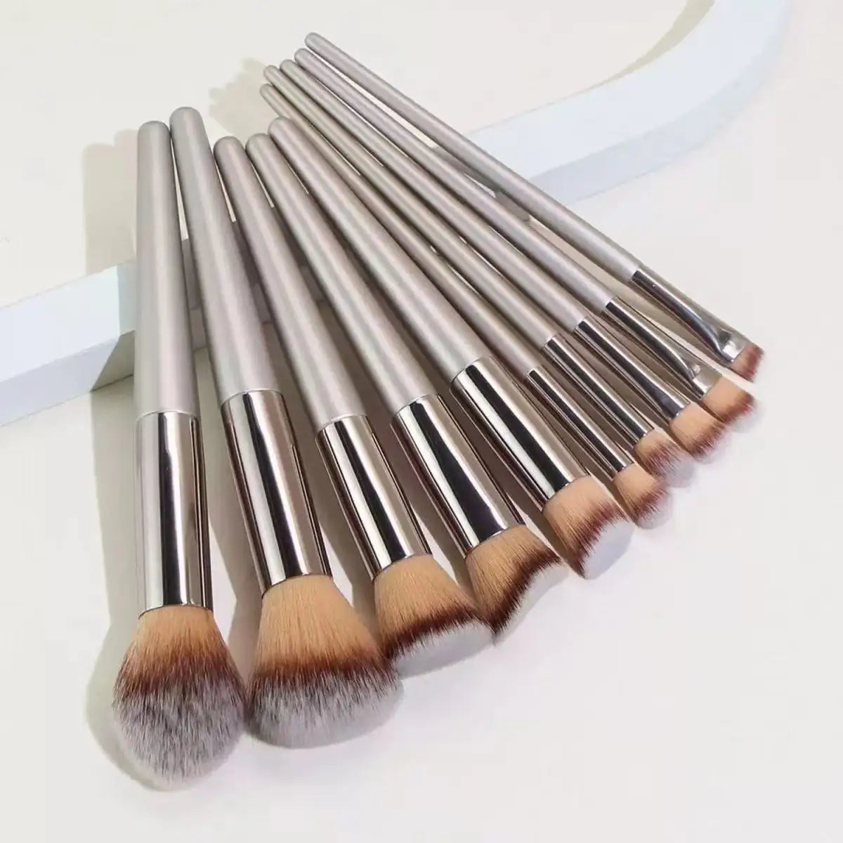 10pcs/ Professional Makeup Brush Set - with soft nylon bristles, especially suitable for makeup beginners and students